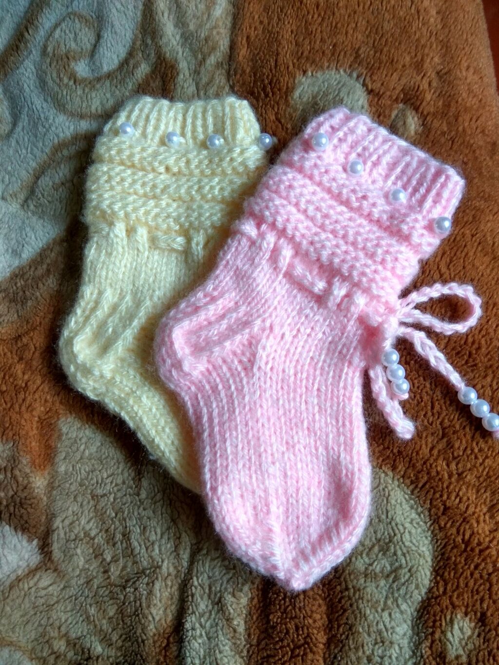 Вязаные носочки спицами на ребенка 6-9 месяцев
