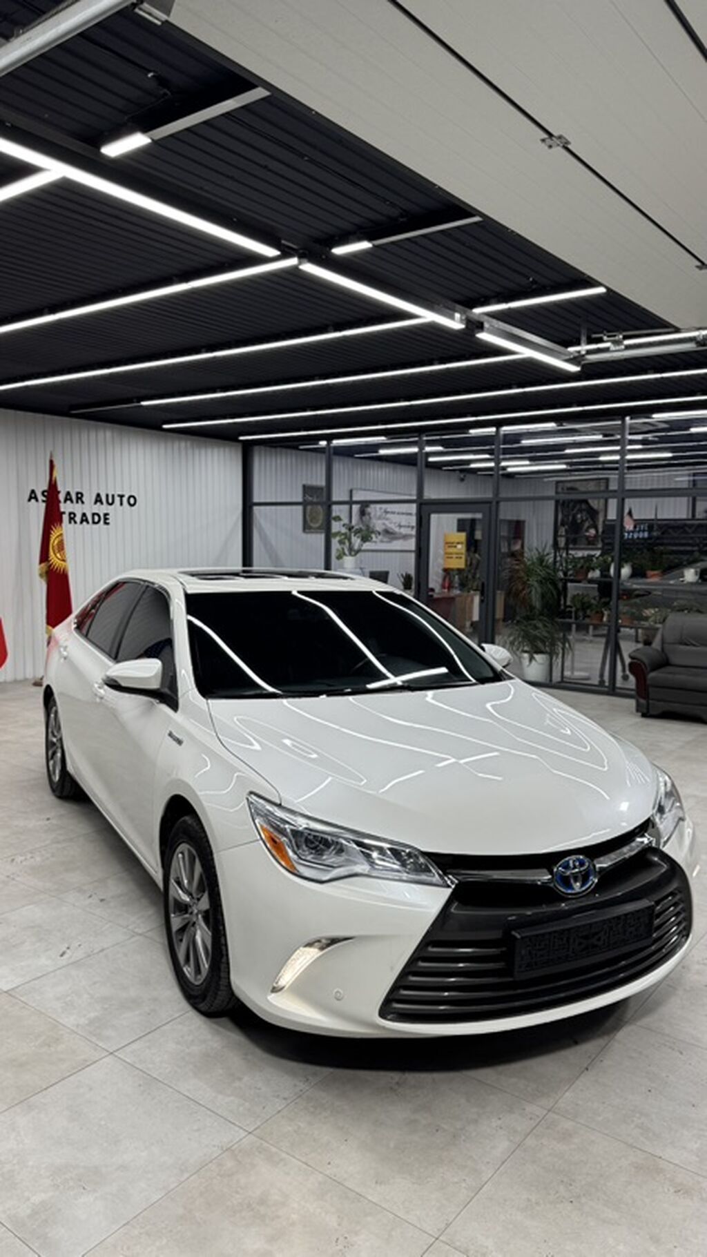 Toyota Camry: 2017 г., 2.5 л, Автомат, Гибрид, Седан: фото 2