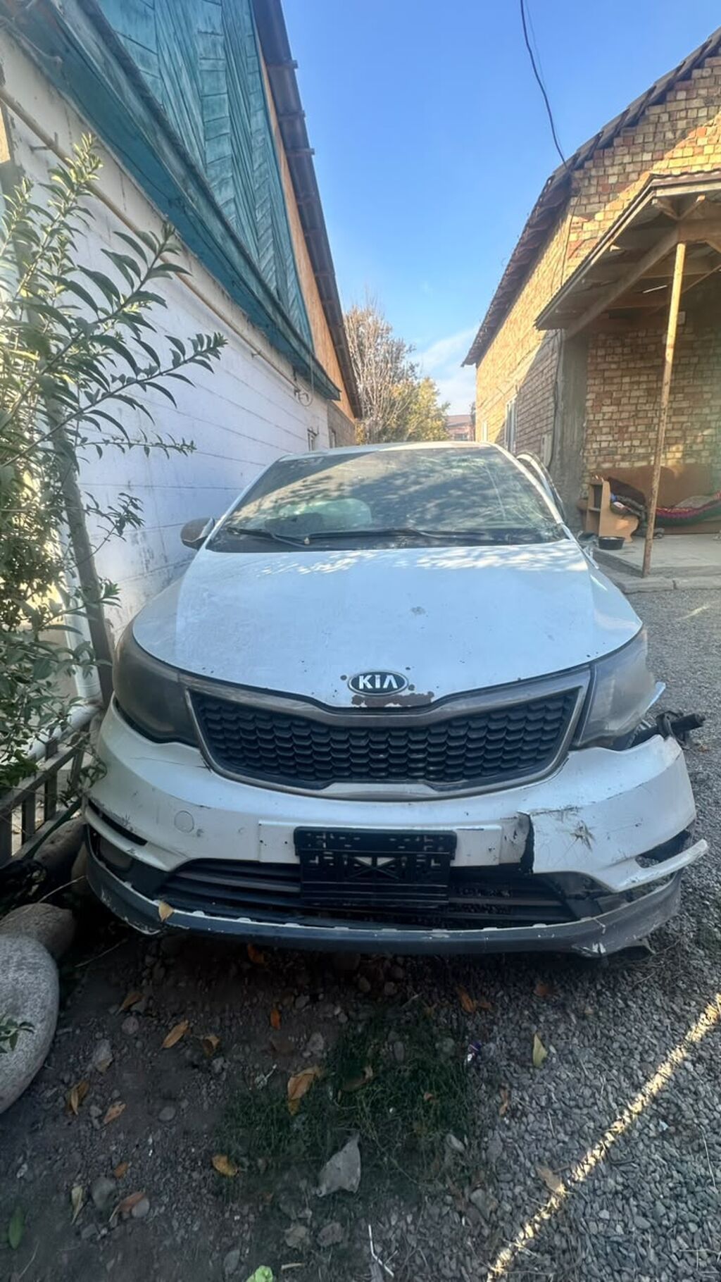 Kia Rio, седан, белый цвет. Автомобиль после ДТП, комплектность по: фото 1