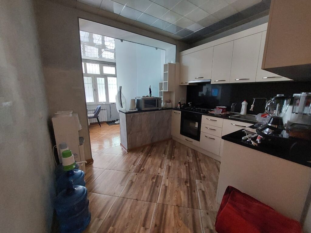 Bakı, Bakıxanov qəs., 4 otaqlı, Köhnə tikili, m. Neftçilər, 100 kv. m