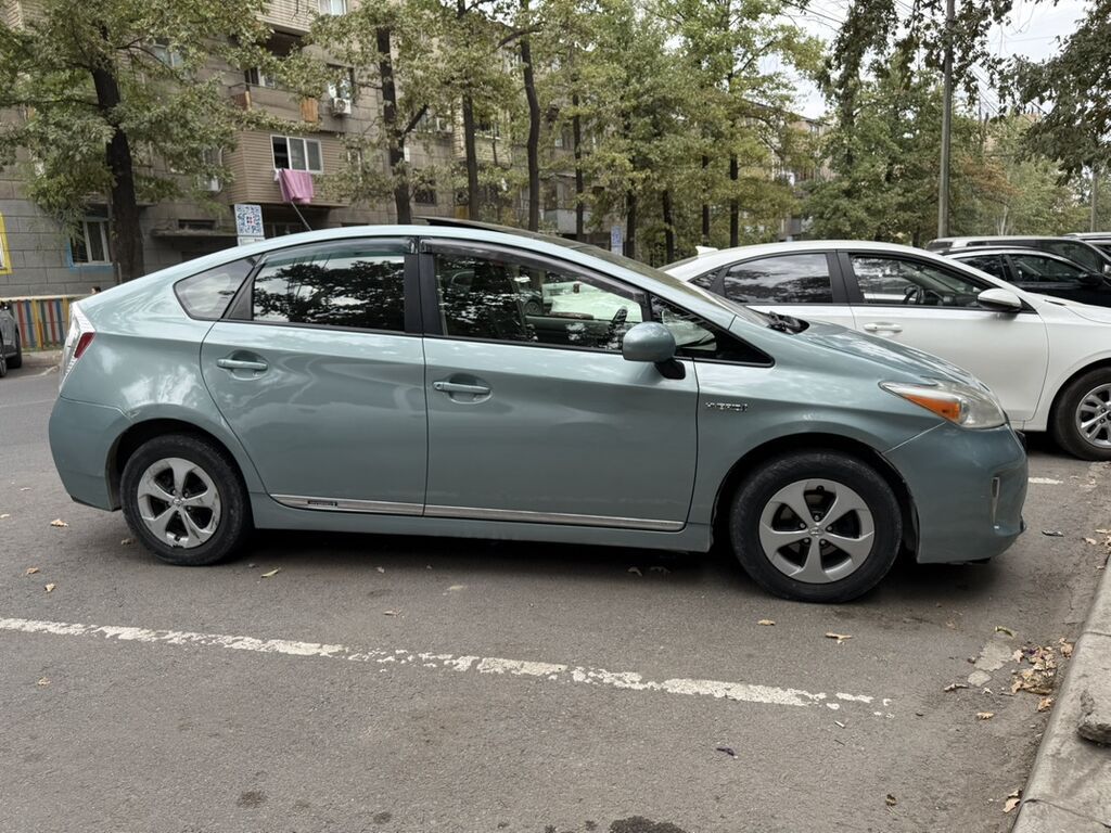 Toyota Prius: 2012 г., 1.8 л, Вариатор, Гибрид, Лифтбек: фото 3