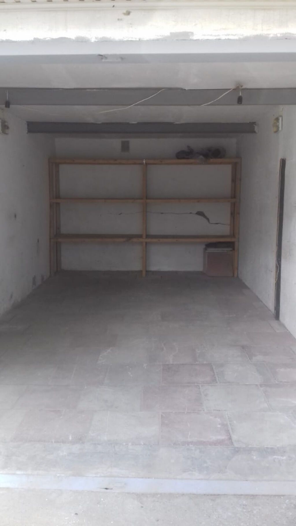Drujbanın yaxınlığında həyətin içində daş qaraj kirayə verilir