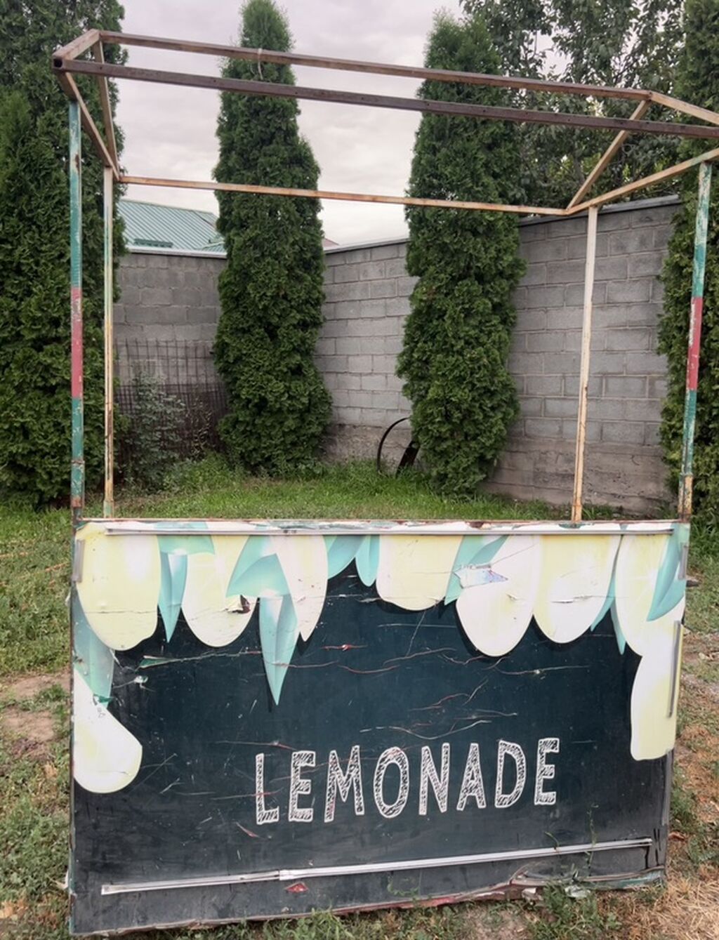 Уличная торговая стойка «LEMONADE» с каркасом под навес - Мобильный