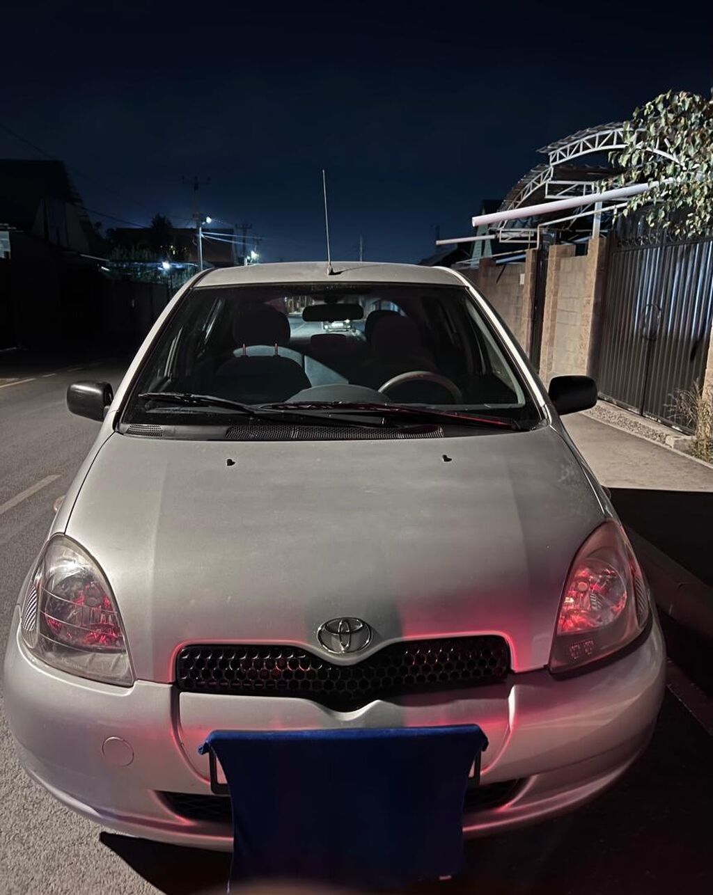 Toyota Yaris: 2000 г., Автомат, Бензин, Хэтчбэк: фото 3