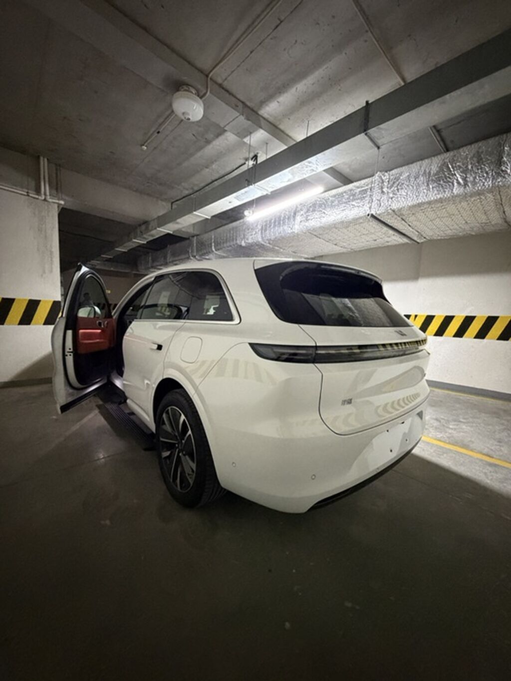 Lixiang L6: 2025 г., 1.5 л, Автомат, Электромобиль, Кроссовер: фото 3