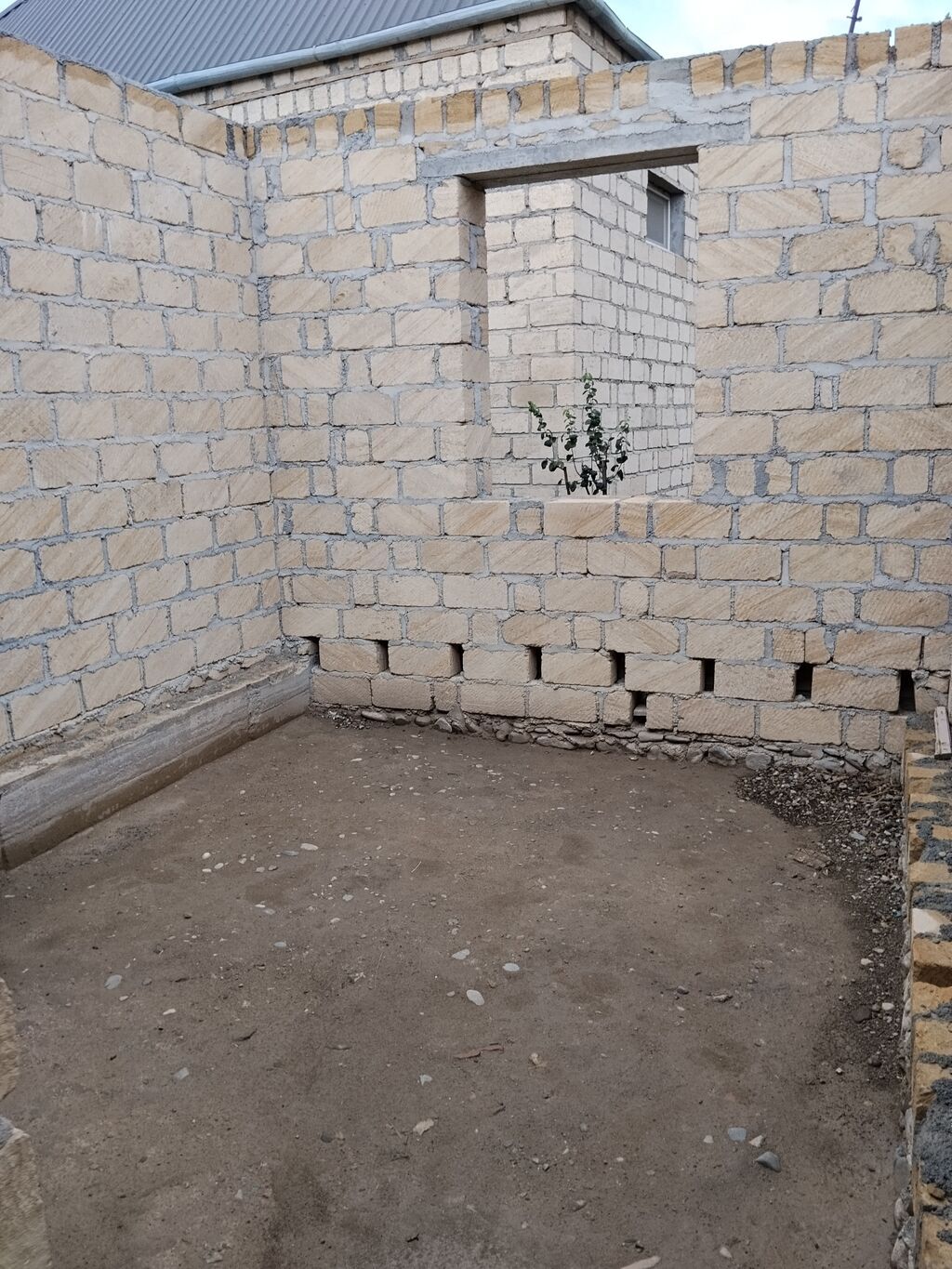 Ev 4 sotda yerləşir, kolidor tipli,1 zal3 yataq otağı, mətbəx, hamam