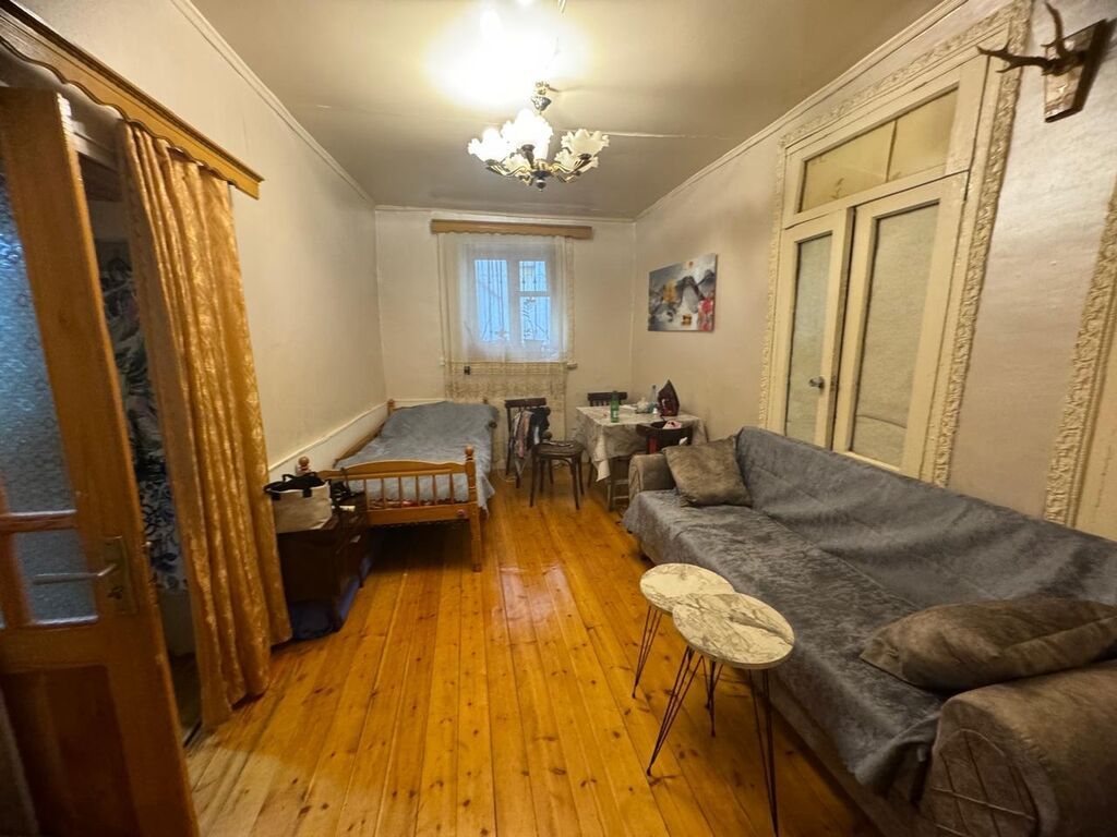 6 otaqlı, 216 kv. m, Orta təmir