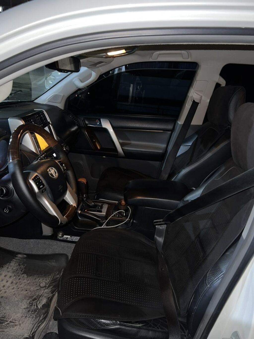 Toyota Land Cruiser Prado: 2010 г., 4 л, Автомат, Газ, Внедорожник: фото 6