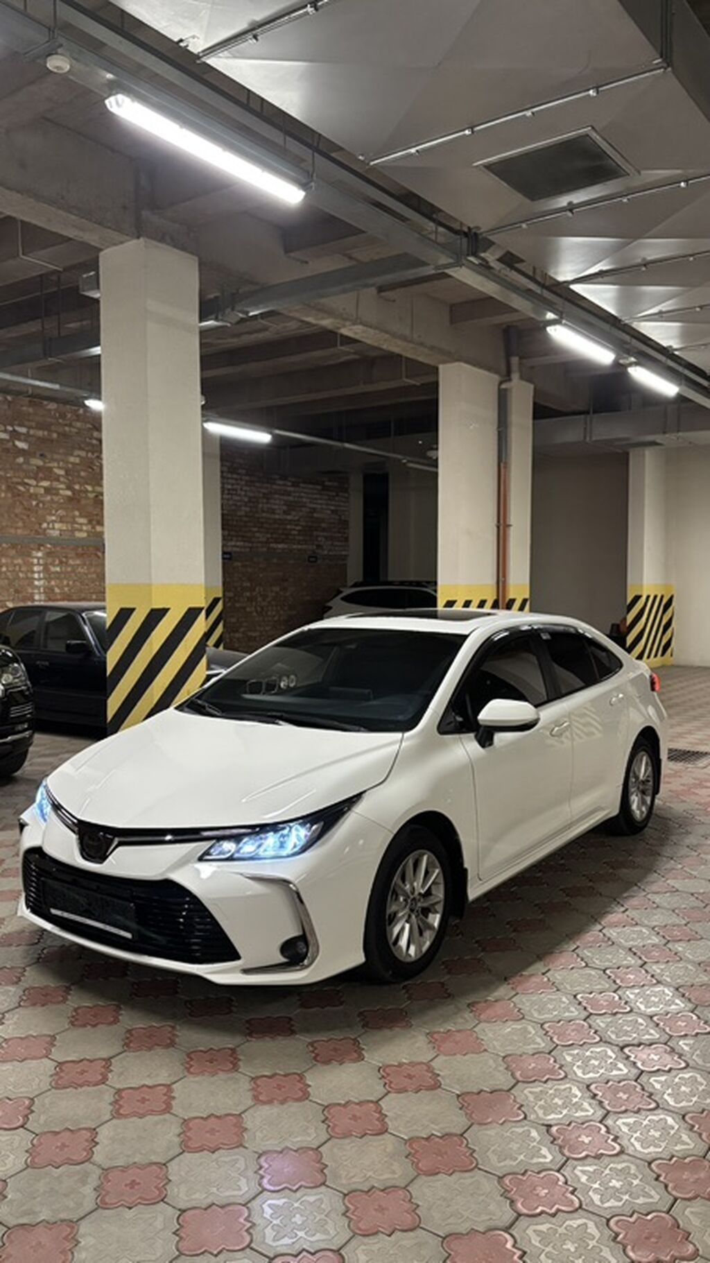Toyota Corolla: 2020 г., 1.8 л, Автомат, Гибрид, Седан: фото 2