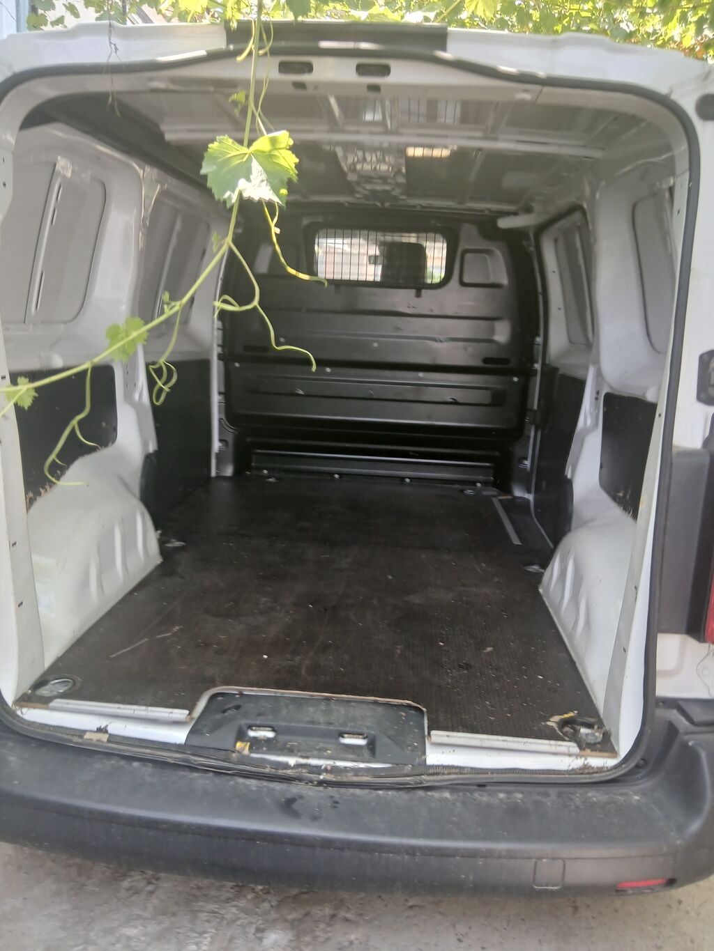 Грузовой фургон Toyota ProAce (белый) - Кузов: цельнометаллический: фото 4