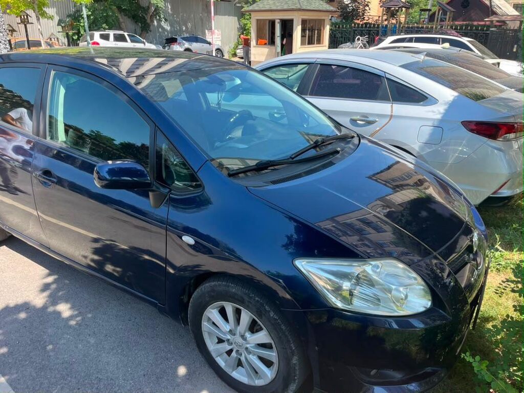 Toyota Auris: 2009 г., 1.6 л, Механика, Бензин, Хэтчбэк: фото 3