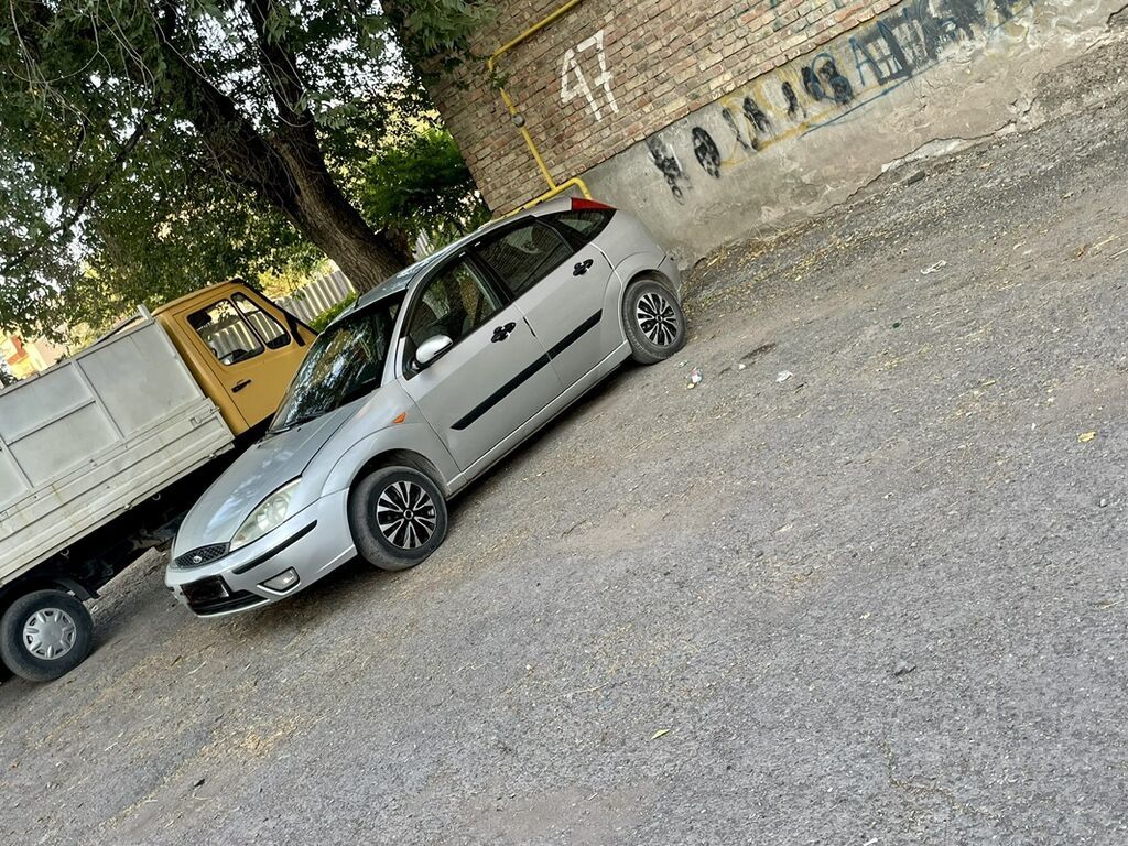 Ford Focus: 2003 г., 1.6 л, Механика, Газ, Хэтчбэк: фото 3