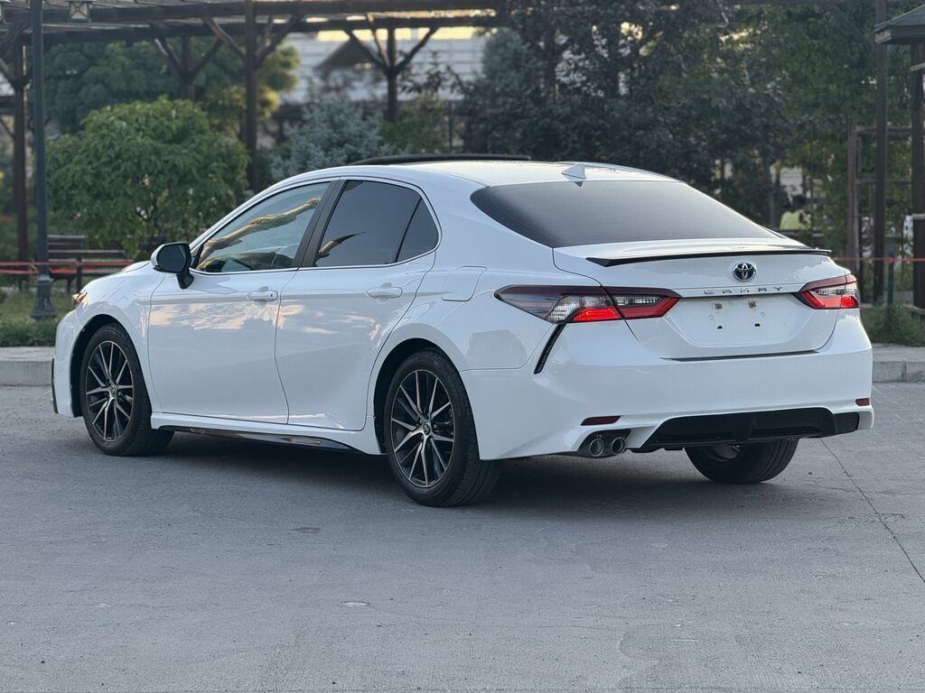 Toyota Camry: 2022 г., 2.5 л, Автомат, Гибрид, Седан: фото 4