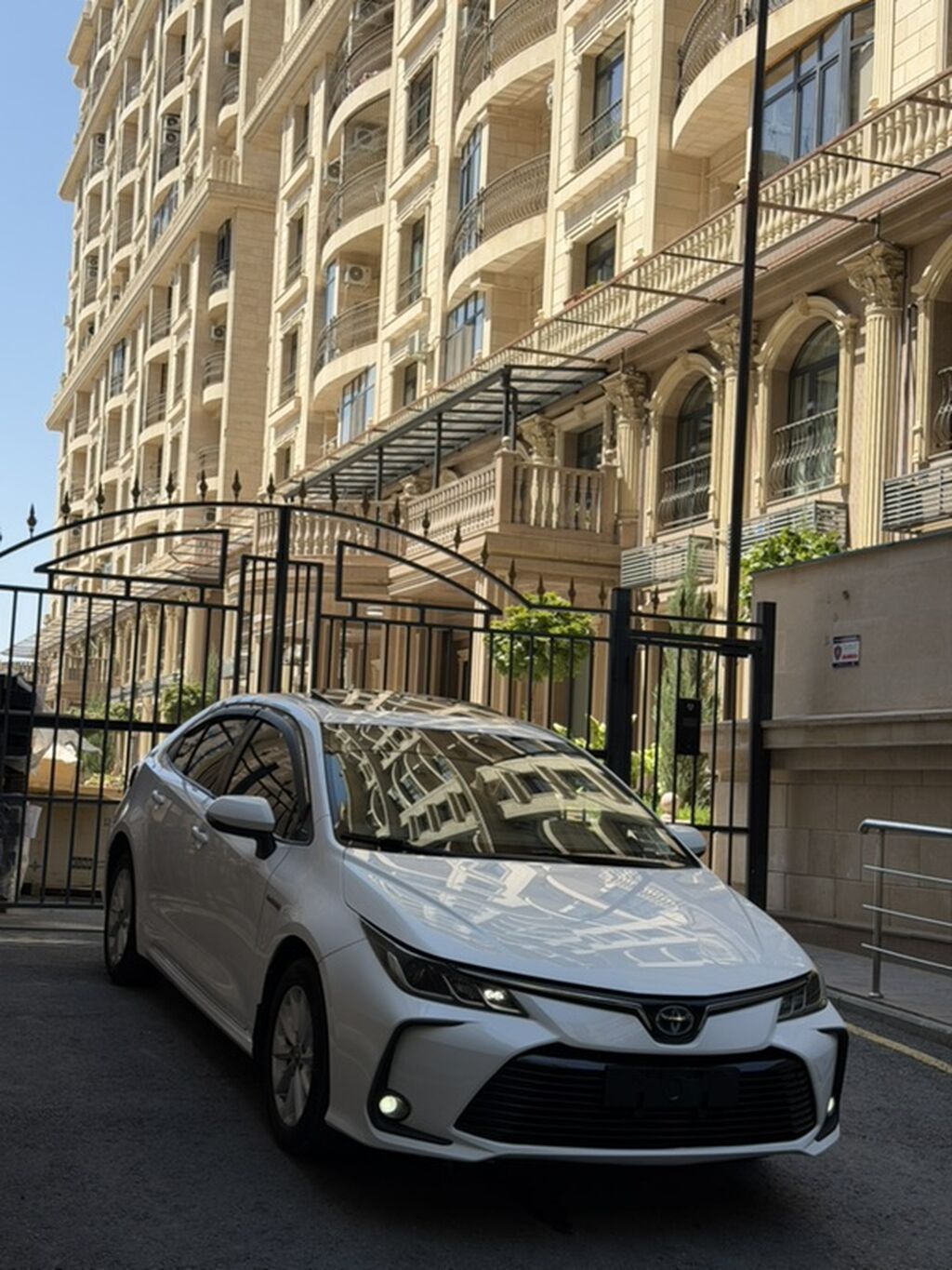 Toyota Corolla: 2021 г., 1.8 л, Автомат, Гибрид, Седан: фото 3