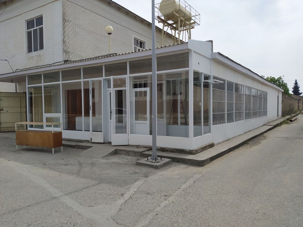 120 kv, sanuzeli və əlavə 2 anbarı var. Şüvəlandadır obyekt. 25 il