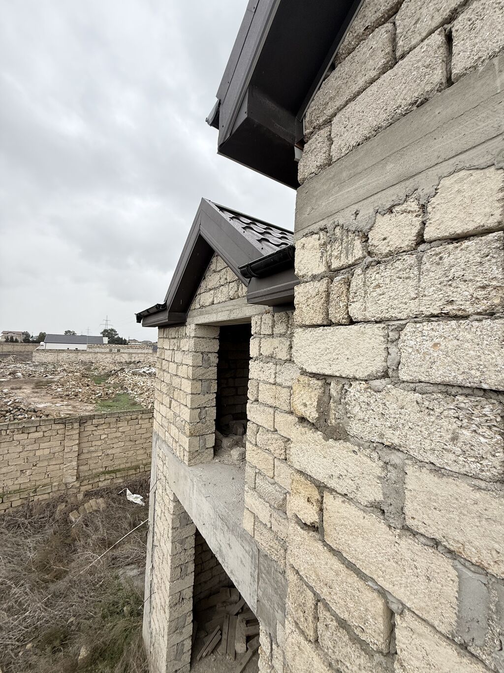 7 otaqlı, 222 kv. m, Təmirsiz