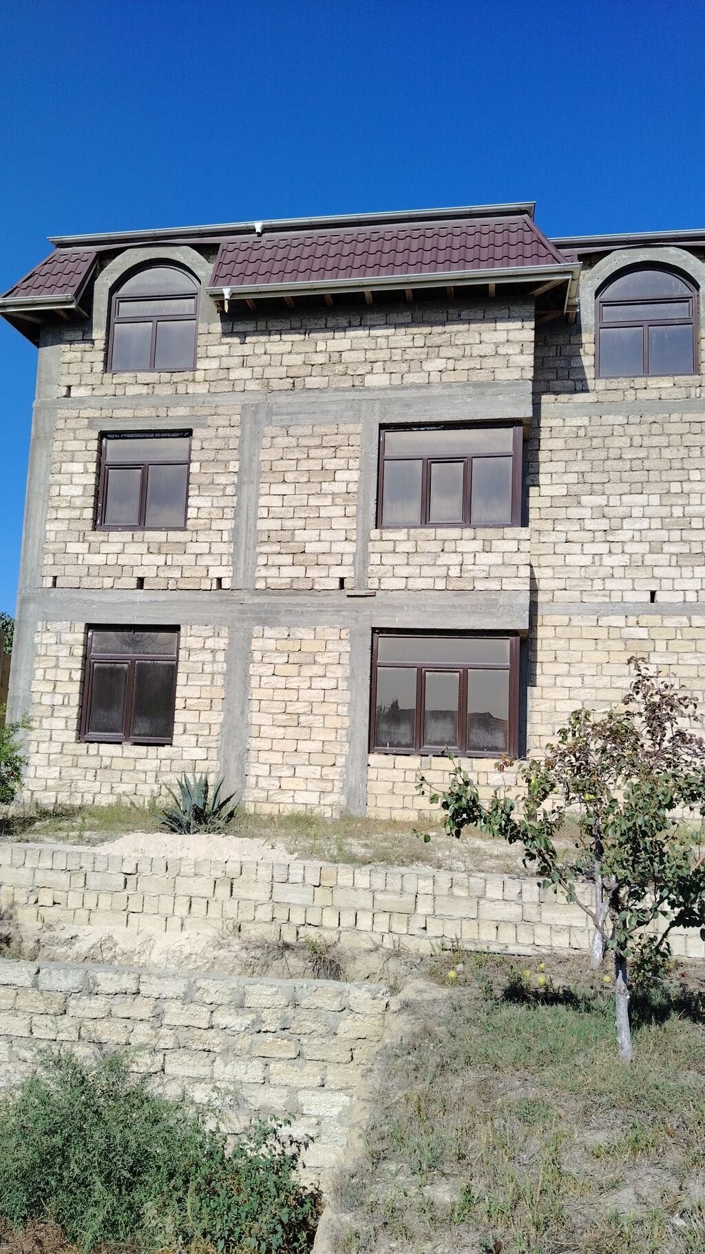 Satılır: Məştağada bağ evi və torpaq sahəsi satılır -10 sot torpaq və