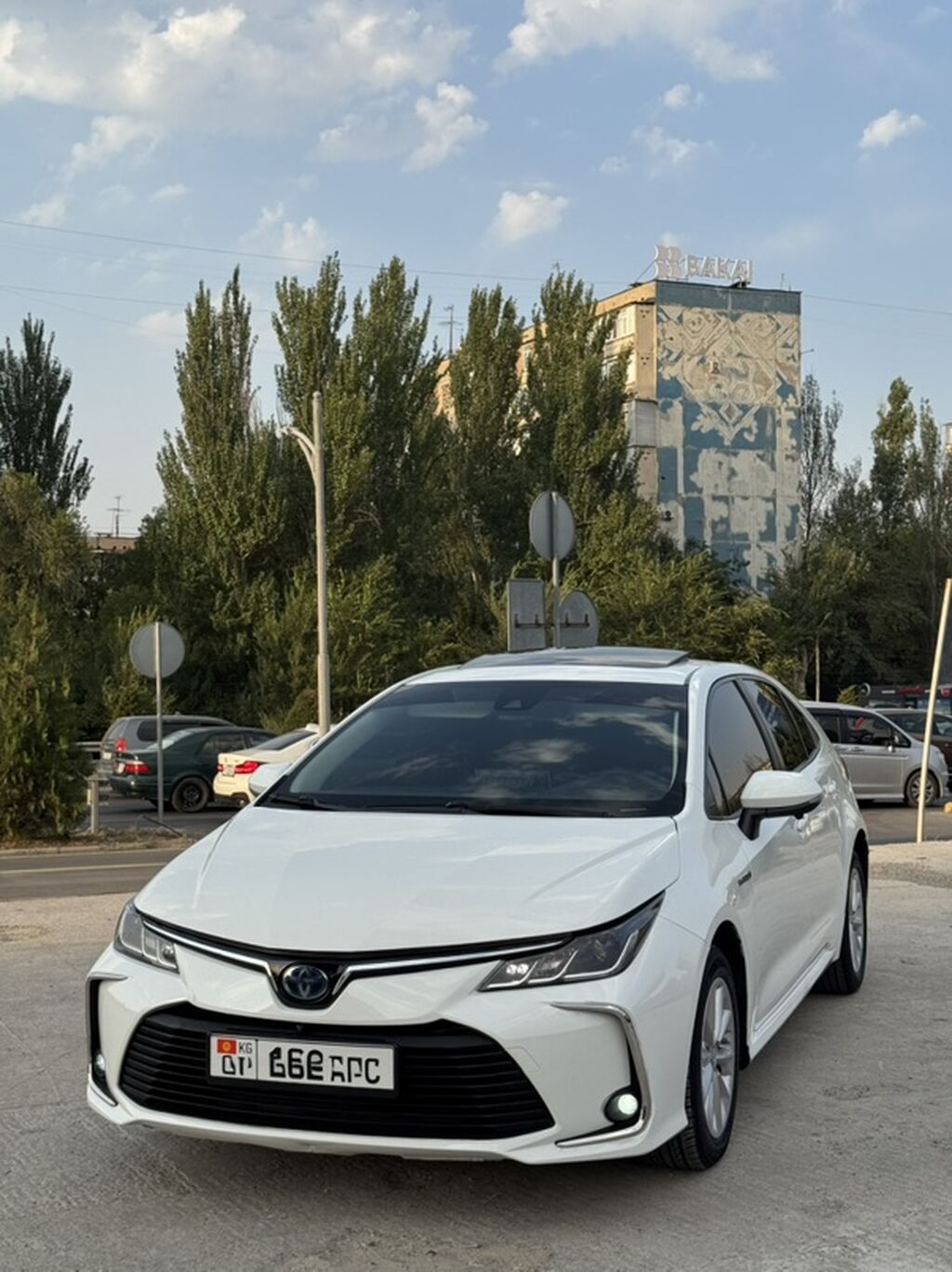 Toyota Corolla: 2020 г., 1.8 л, Вариатор, Гибрид, Седан: фото 3