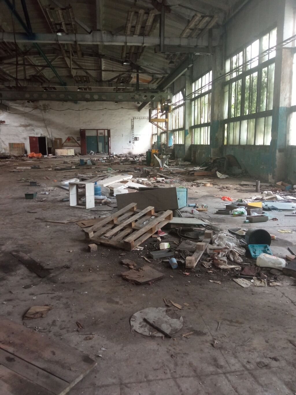 Сдаю помещения ангар-2000кв/м. Есть вода, свет, туалет. 300сом кв/м — фото 2