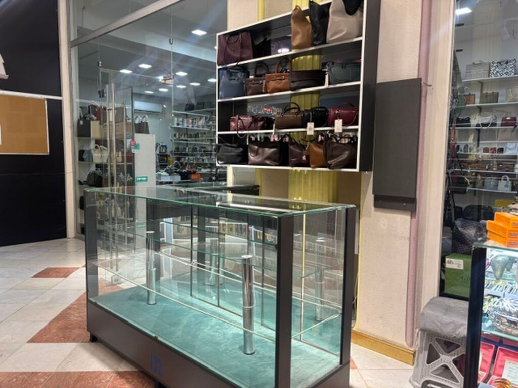 Sahil metrosunun yaxınlığında, Xəqani Ticarət Mərkəzinin 1-ci