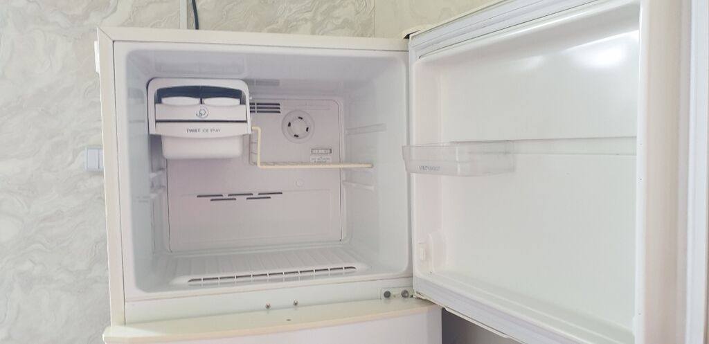 СРОЧНО! Холодильник Indesit, двухкамерный, верхняя морозильная камера: фото 5