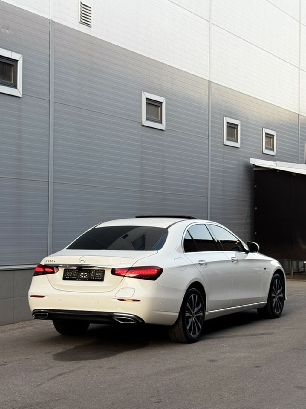 Mercedes-Benz E-Class: 2021 г., 2 л, Автомат, Электромобиль, Седан: фото 4