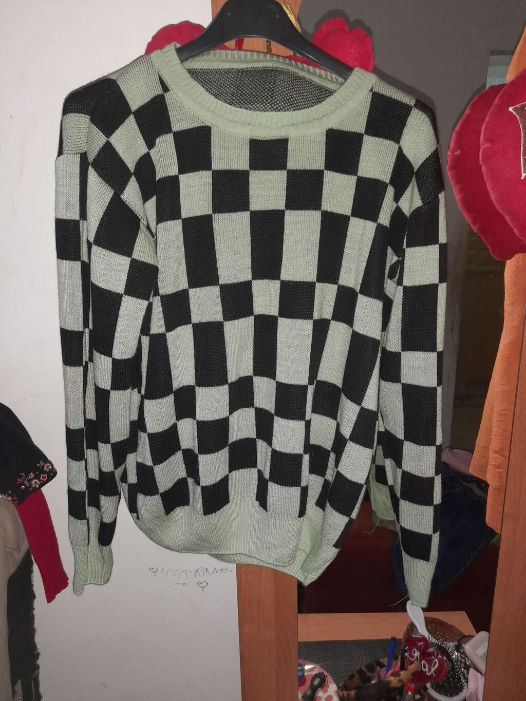 Džemperi, kardigani: Džemper sa karo (šah) dezenom - Model: pleteni pulover sa okruglim