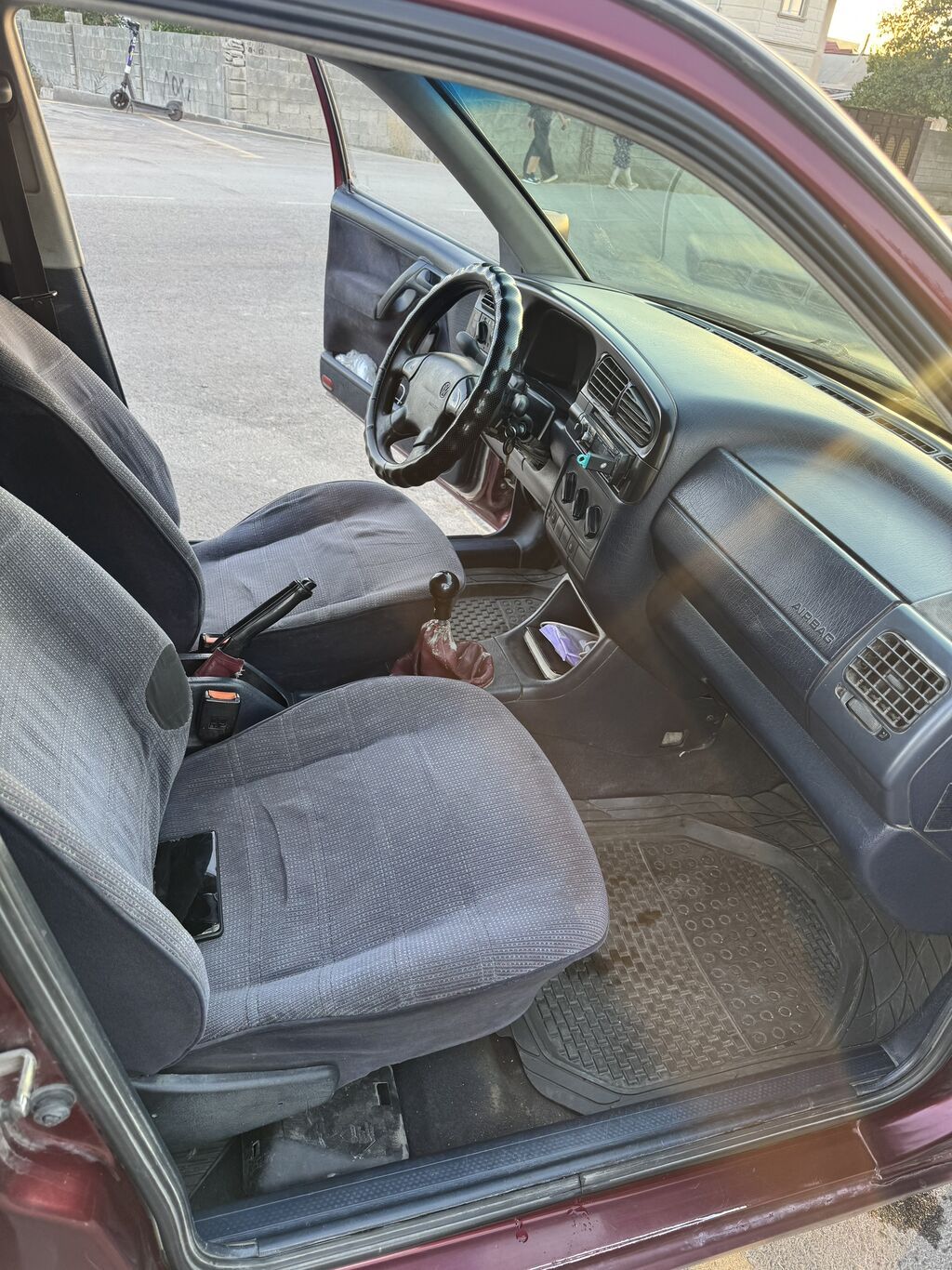 Volkswagen Vento: 1993 г., 1.8 л, Механика, Бензин, Седан: фото 7