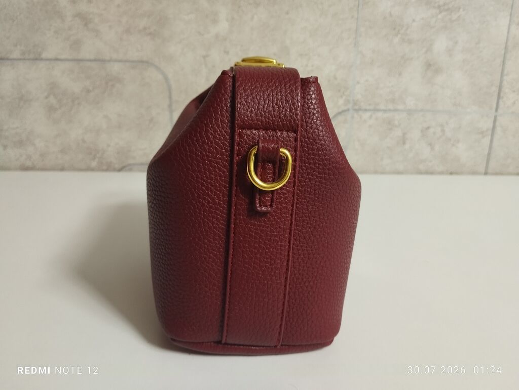 Сумка miu miu, вишнёвого цвета с золотыми элементами, с двумя шнурами: фото 6