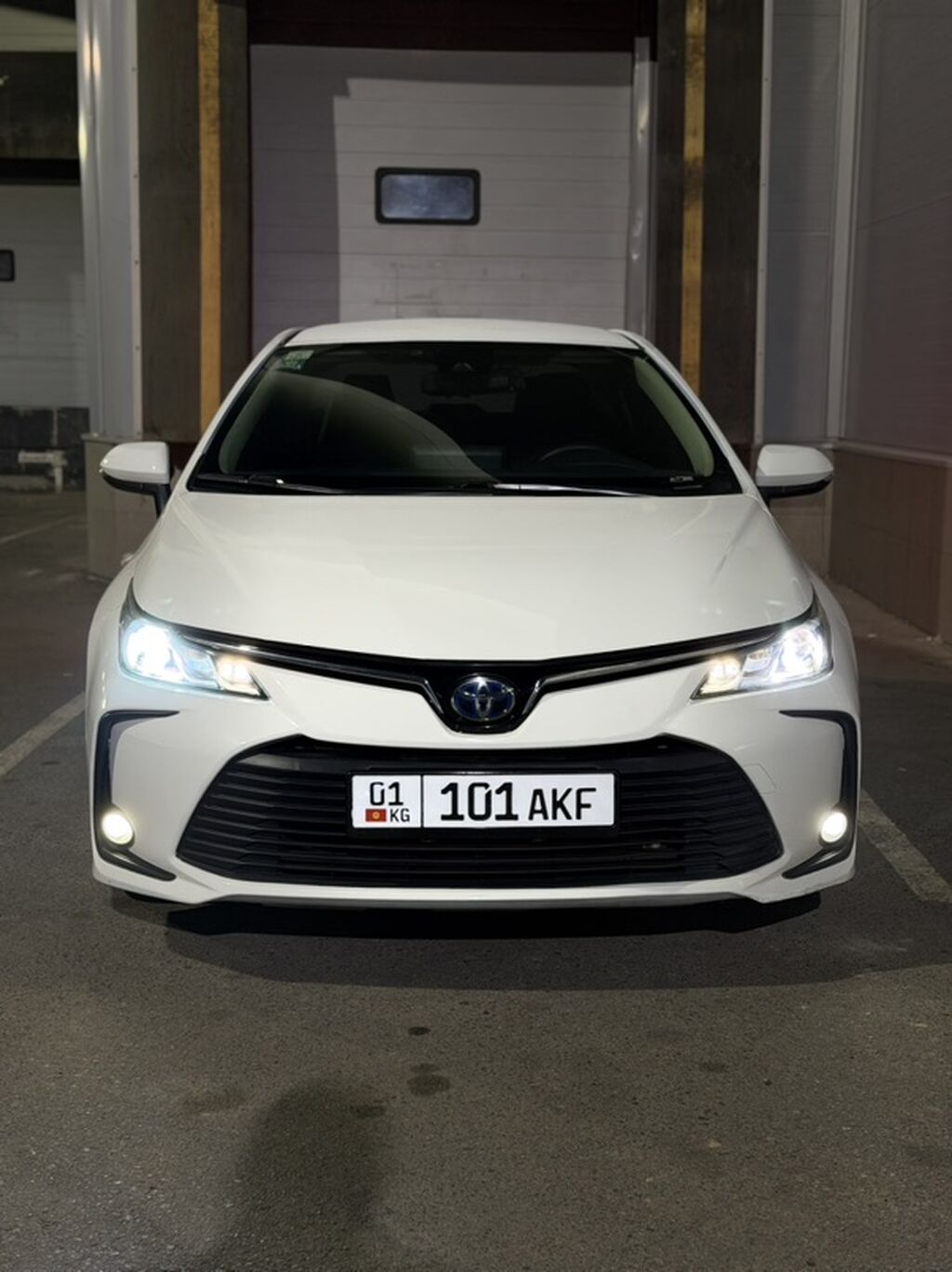 Toyota Corolla: 2021 г., 1.8 л, Вариатор, Гибрид, Седан: фото 2