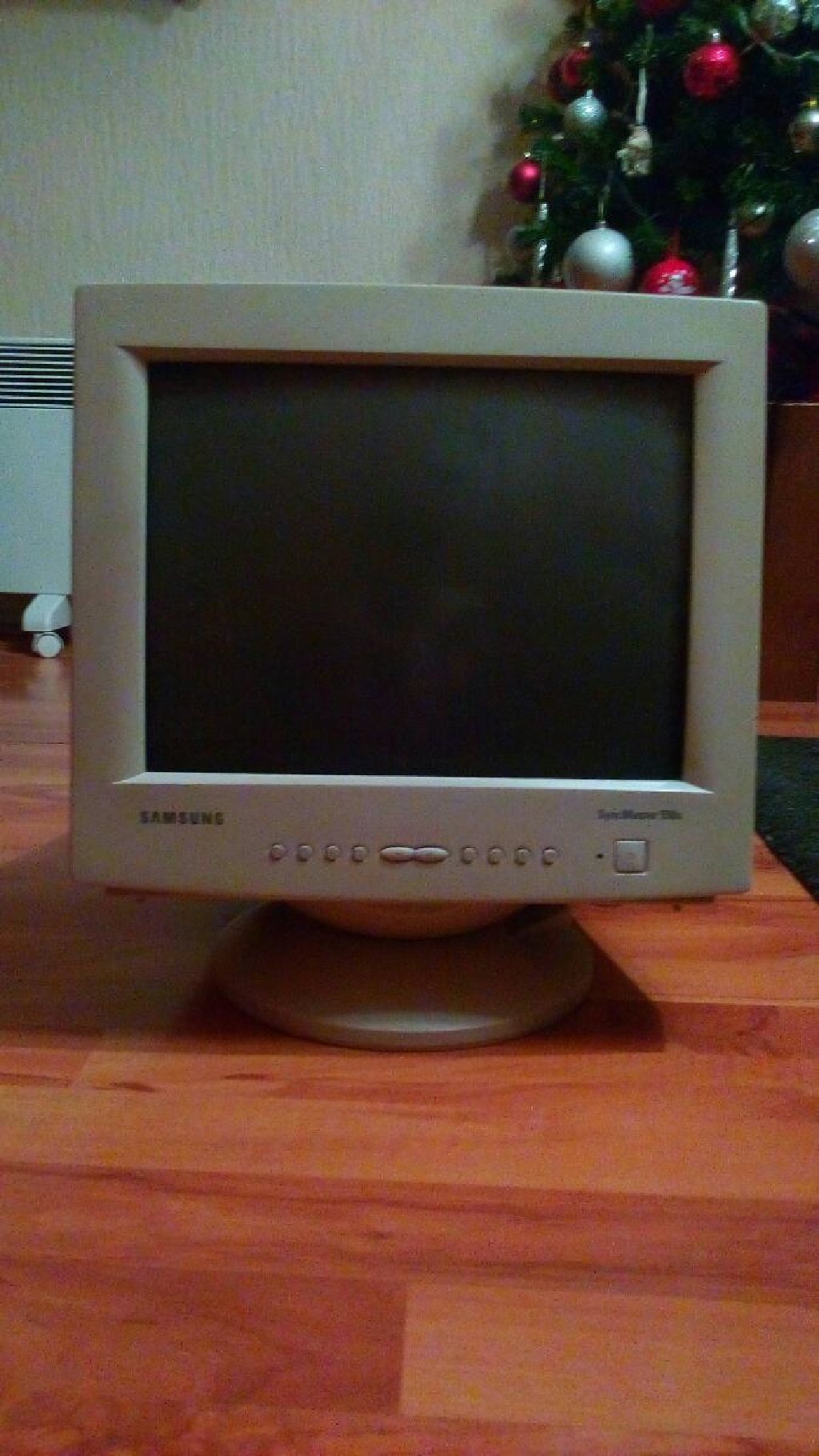 Monitori: SAMSUNG - SyncMaster 550s. 
CRT Monitor 15'', Požarevac