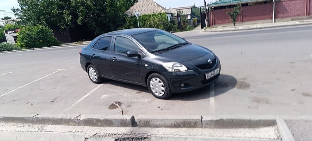 Toyota Yaris: 2010 г., 1.5 л, Автомат, Седан: фото 5