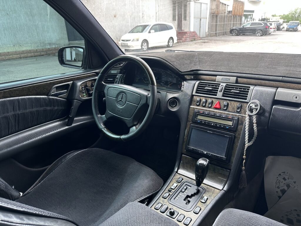 Mercedes-Benz E-Class: 1998 г., 4.3 л, Автомат, Газ, Седан: фото 6
