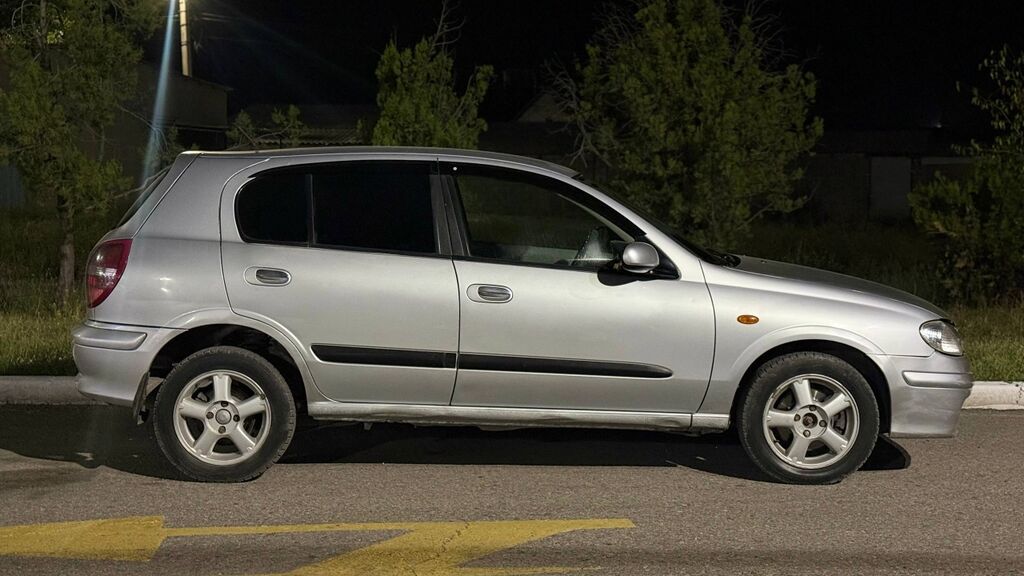 Nissan Almera: 2002 г., 1.8 л, Механика, Бензин, Хэтчбэк: фото 7