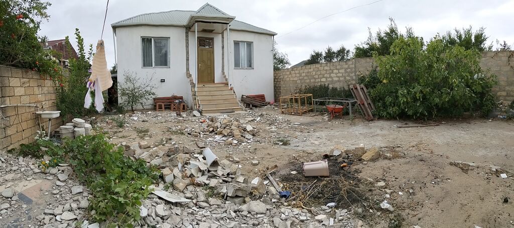 Təcili satilir. ev tam ana yolun kənarinda yerləsir qapinin agzindan