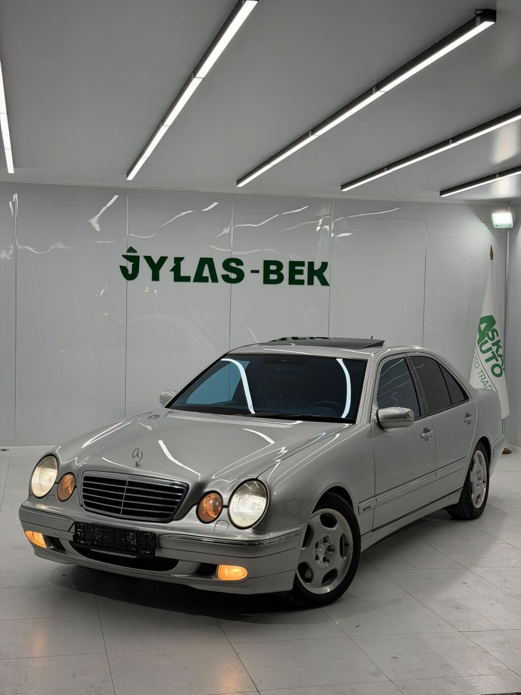 Mercedes-Benz E-Class: 2001 г., 4.3 л, Автомат, Бензин, Седан: фото 1