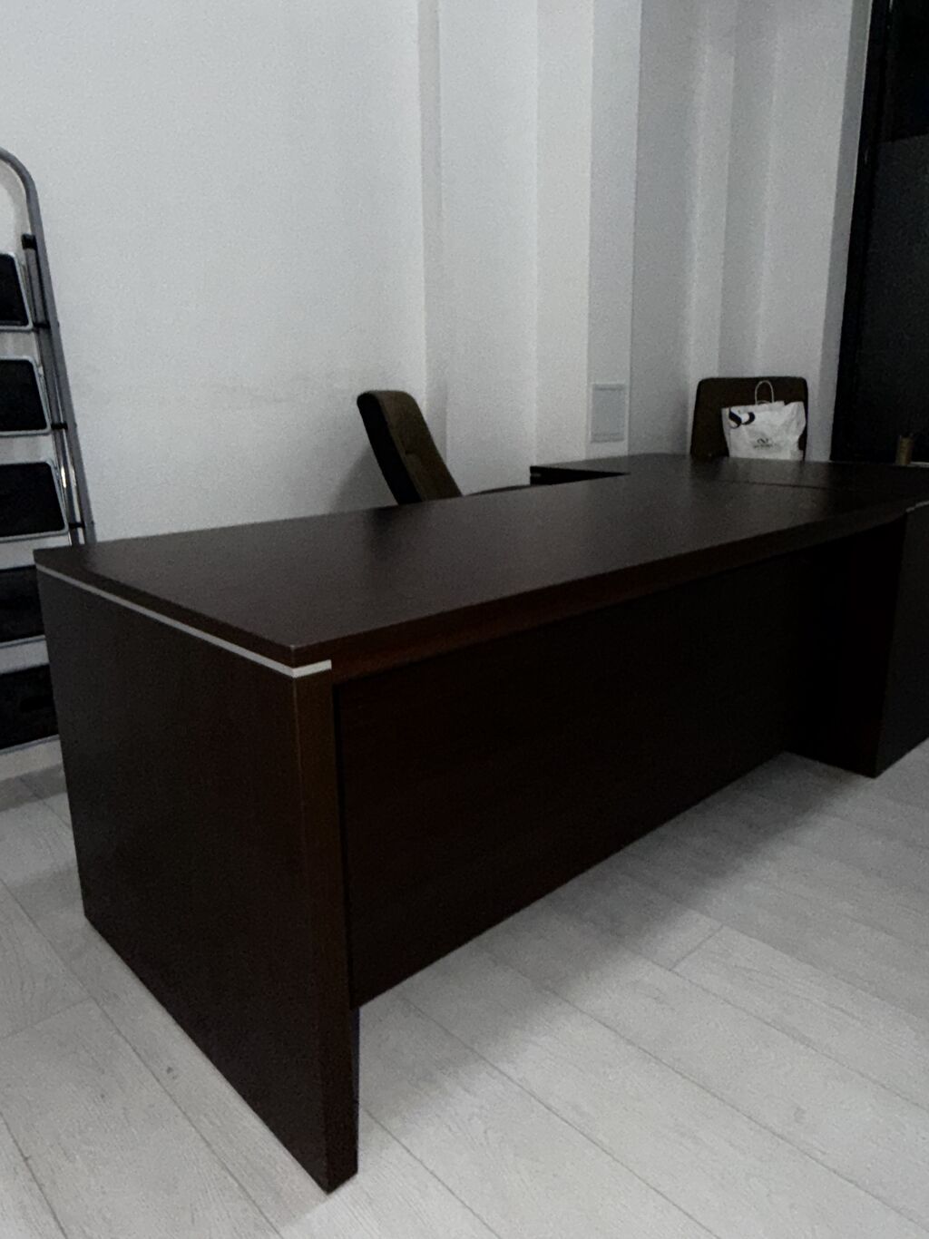 Продам офисный комплект: угловой стол и кресло: фото 4
