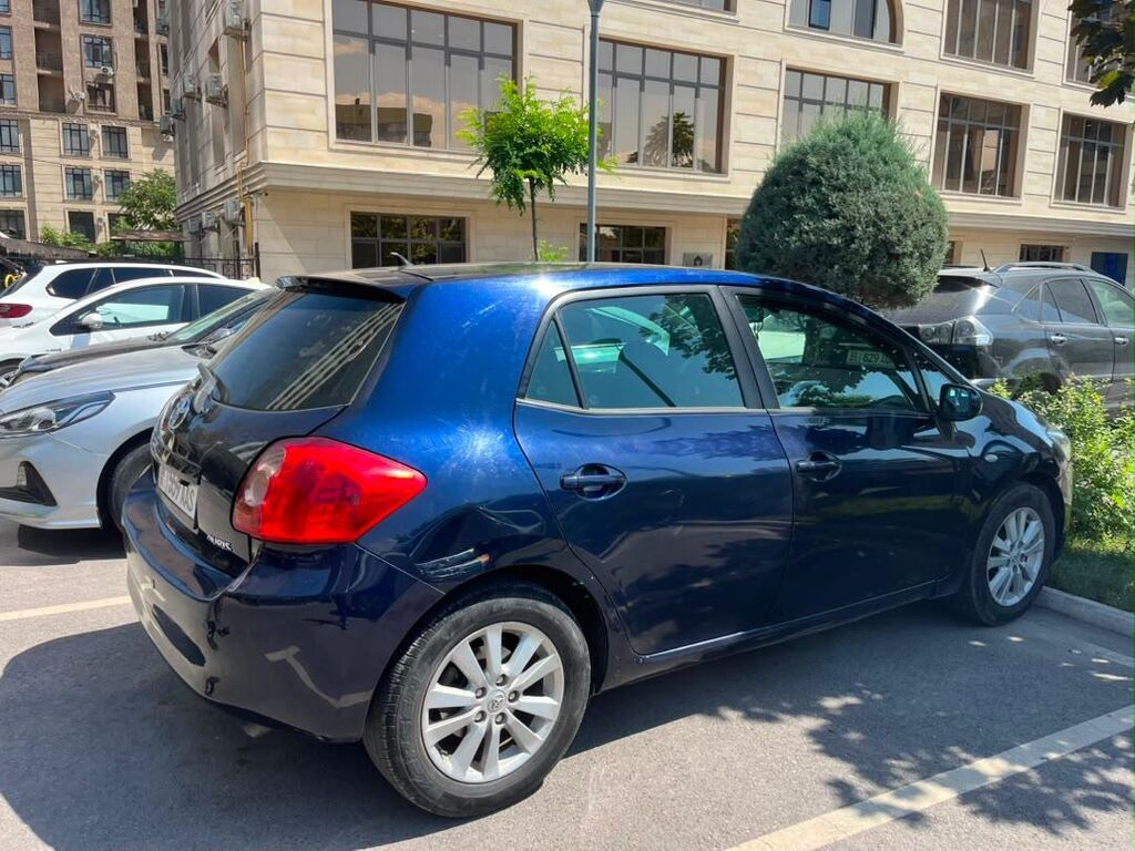 Toyota Auris: 2009 г., 1.6 л, Механика, Бензин, Хэтчбэк: фото 6