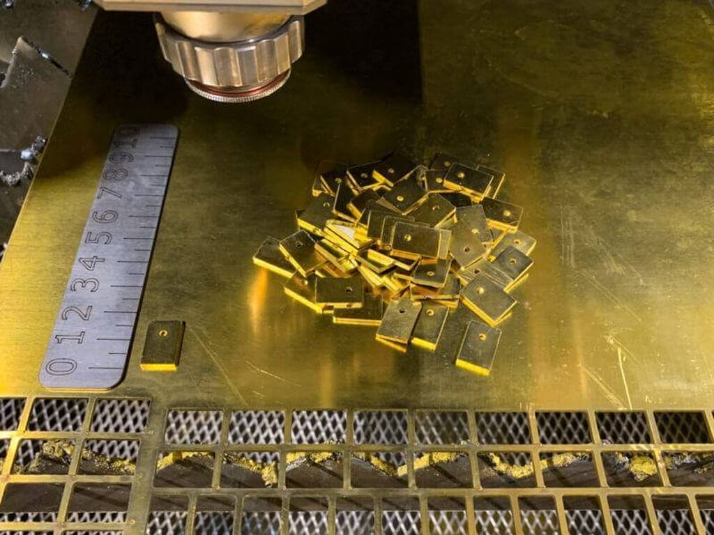 гидрорезка латуни. фрезеровка латуни на чпу. 5 лазером. резка латуни лазером. режем латунь.