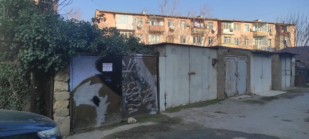 Qaraj satılır (3*7) Badamdar qəsəbəsi 2, yol üstü giriş çıxışı rahat