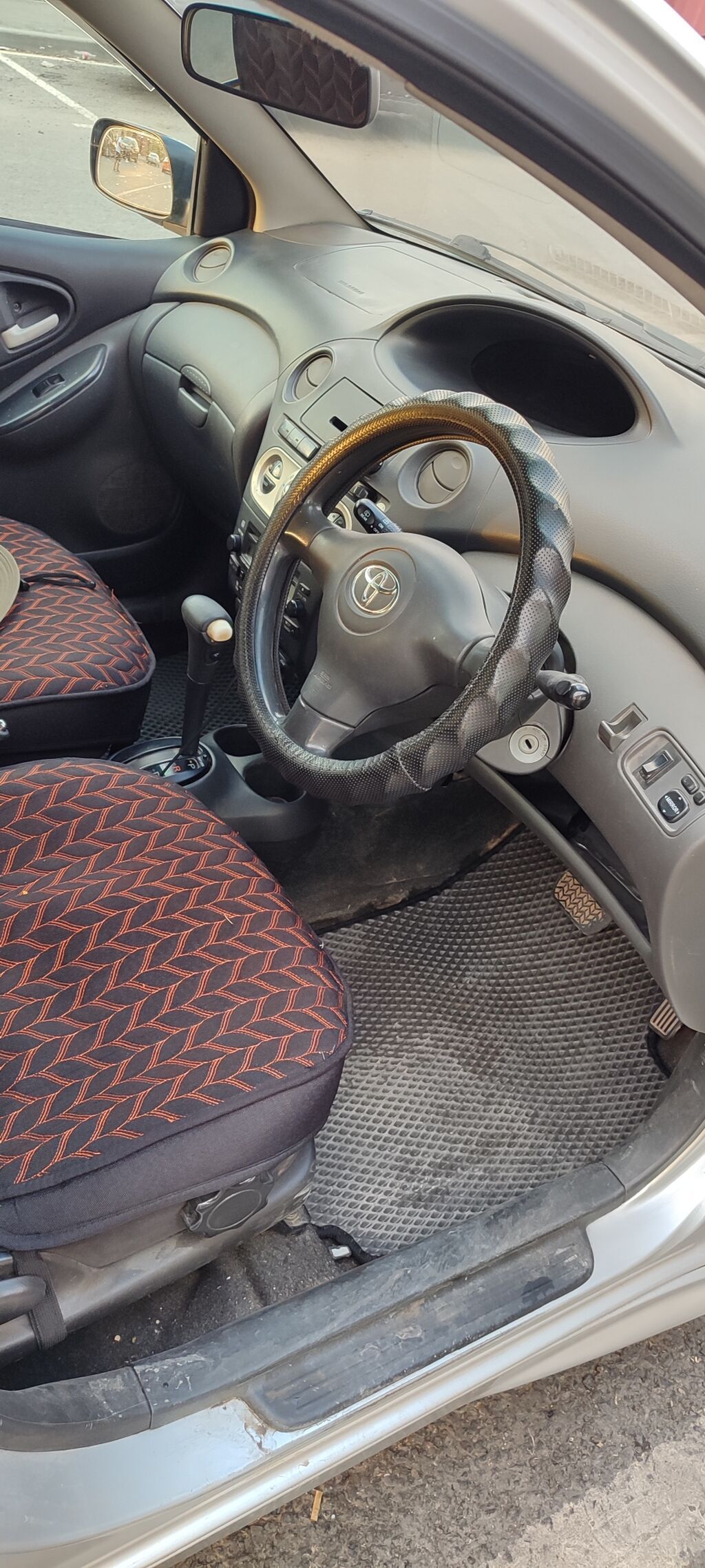 Toyota Vitz: 2003 г., 1.3 л, Вариатор, Бензин, Хэтчбэк: фото 6