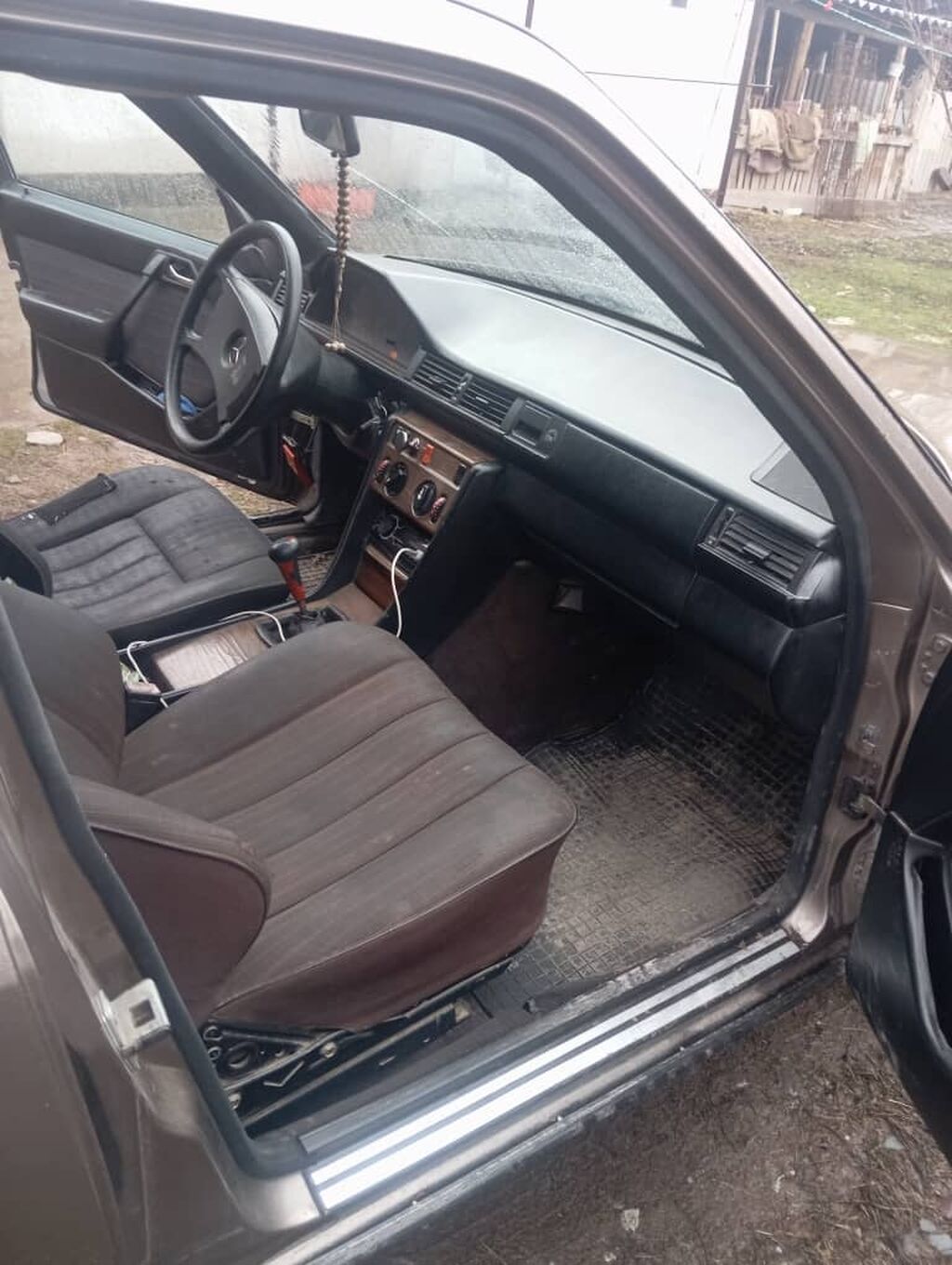 Mercedes-Benz W124: 1988 г., 2.3 л, Механика, Бензин, Седан: фото 3