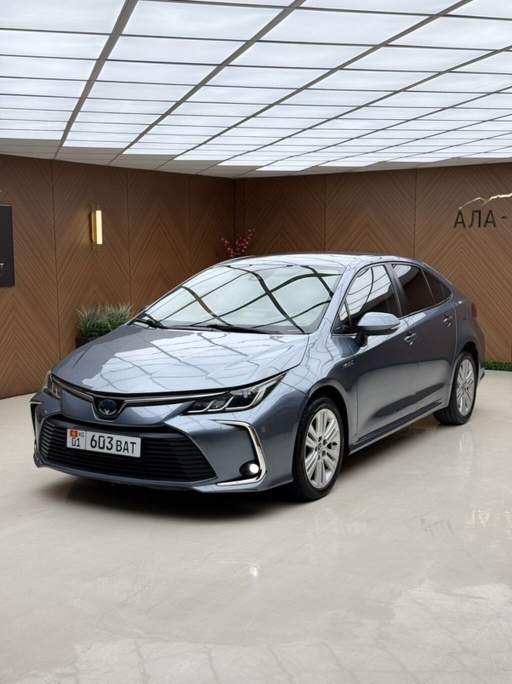 Toyota Corolla: 2019 г., 1.8 л, Автомат, Гибрид, Седан: фото 2