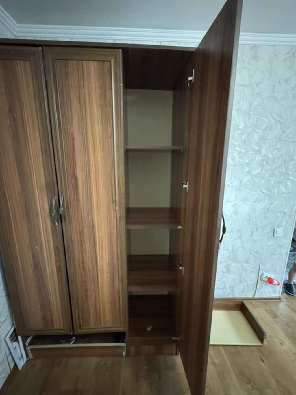 Трёхдверный платяной шкаф из ЛДСП с текстурой под тёмный орех. -: фото 2
