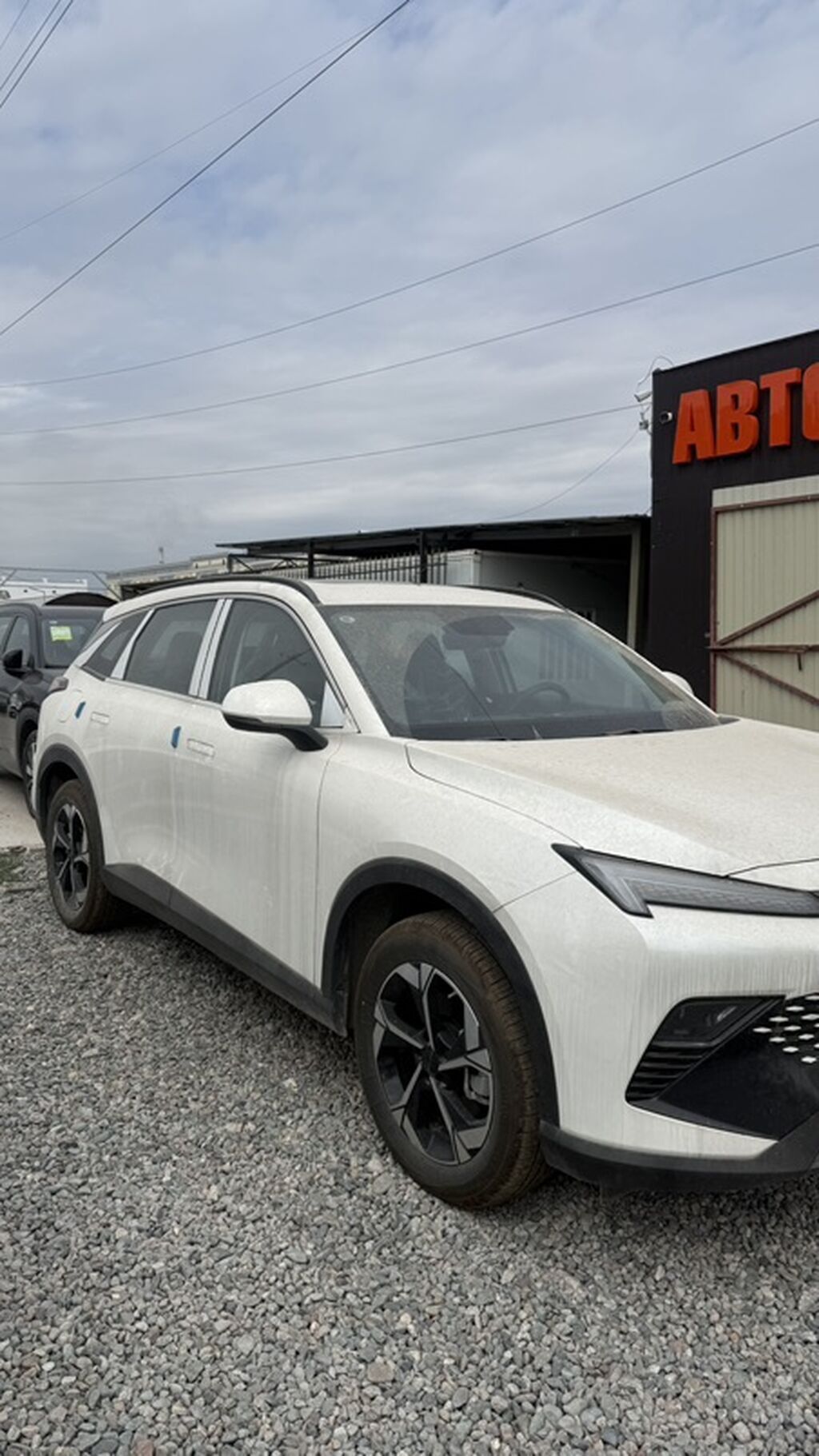 Электромобиль BEIJING (BAIC) – современный кроссовер белого цвета: фото 2