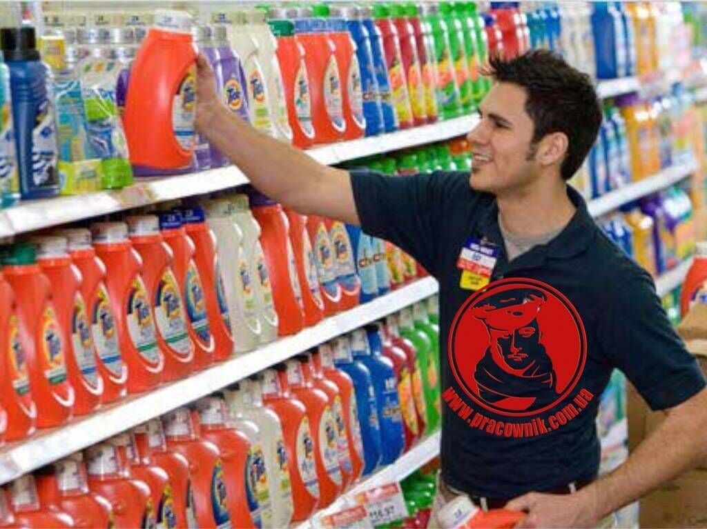 Выходной мерчендайзер. Работница торгового зала. Выходной мерчендайзер. Грустный товаровед. Мерчендайзер и торговый представитель.