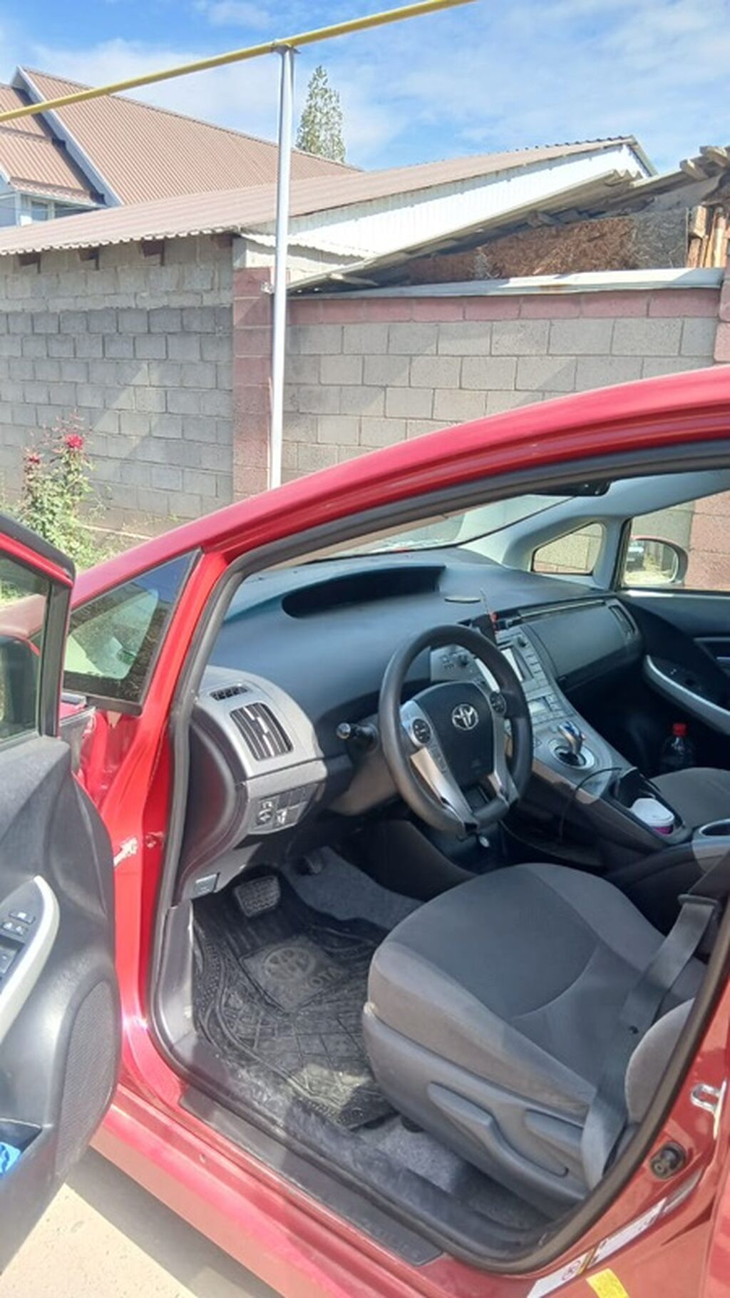 Toyota Prius: 2015 г., 1.8 л, Автомат, Гибрид, Хэтчбэк: фото 4