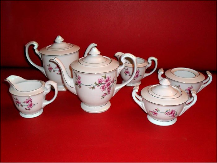 Kompleti posuđa: Dva seta za čaj Dva seta za čaj od Porcelana, ukrašena slikama