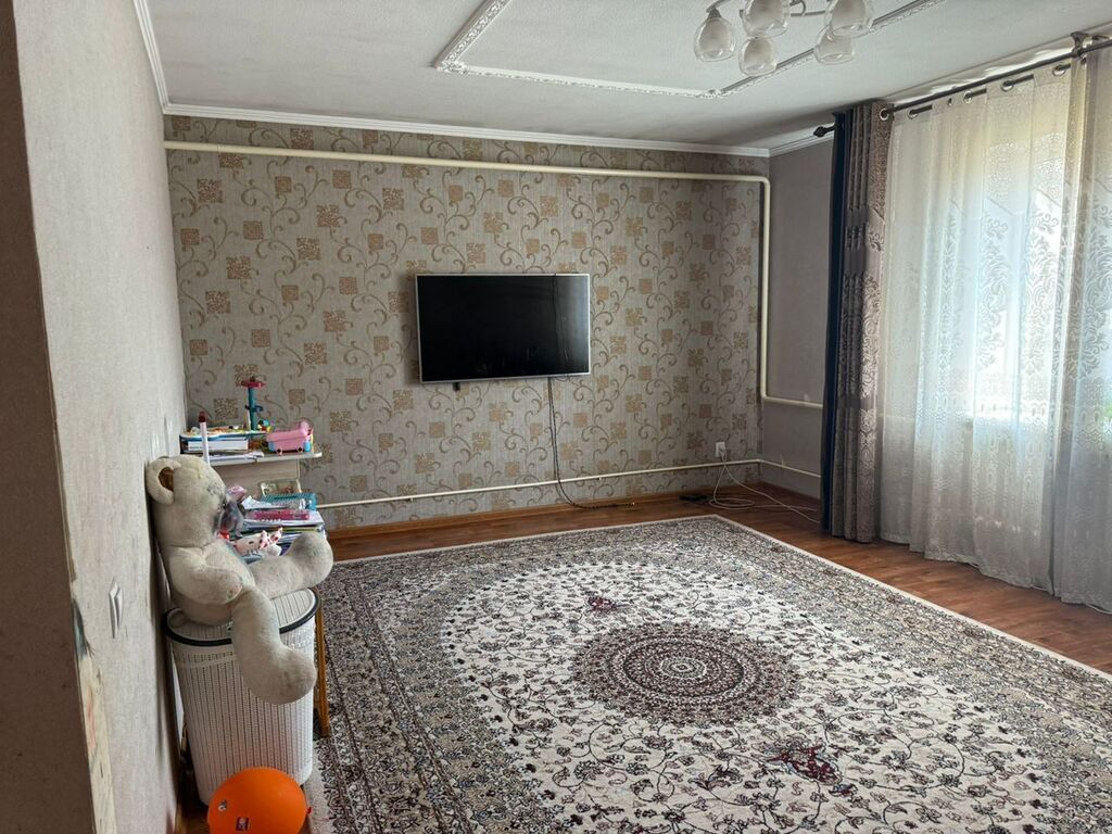 Светлая гостиная/зал с телевизором и кондиционером Просторная комната: фото 4