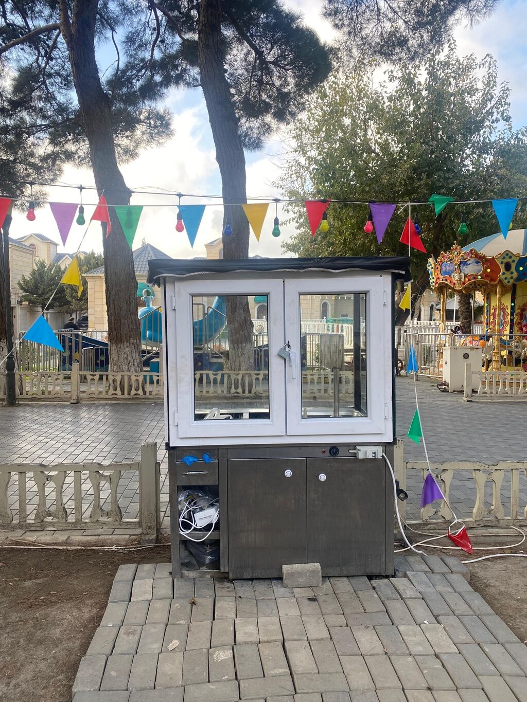 Stend vitrinləri: Səyyar yemək arabası, müxtəlif növ plov və qarnirlər üçün nəzərdə